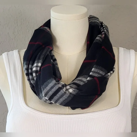 ROUNDTREE & YORKE Black and Red Scarf Luxurious Scarf - 64 x 11 - Picture 2 of 7